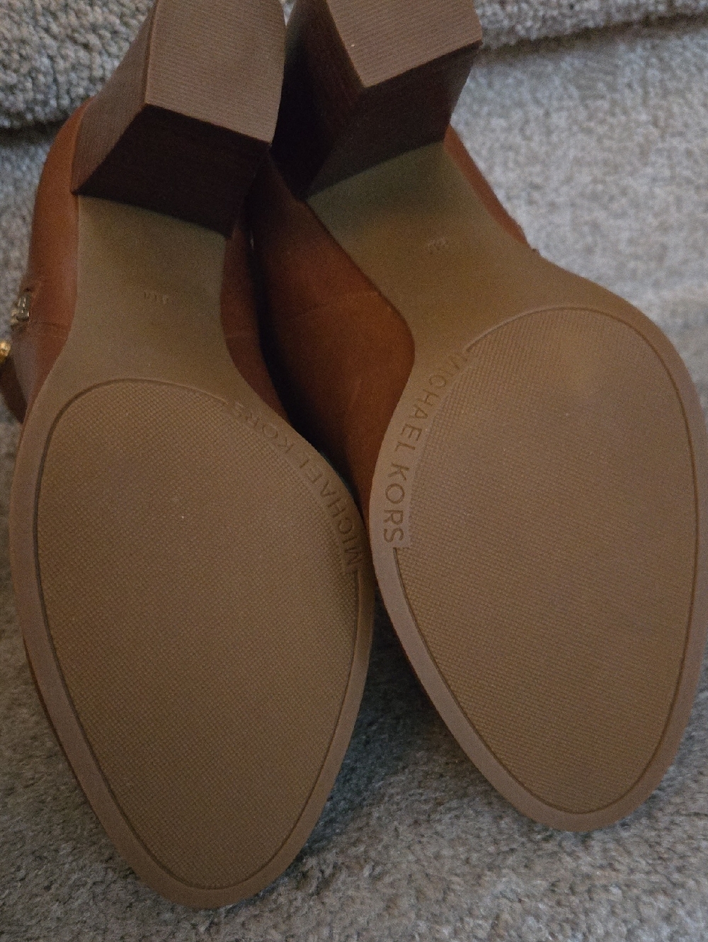 NEW MICHAEL KORS SZ. 8M BEIGE ZIPPERED ANKLE BOOTS - Picture 5 of 5